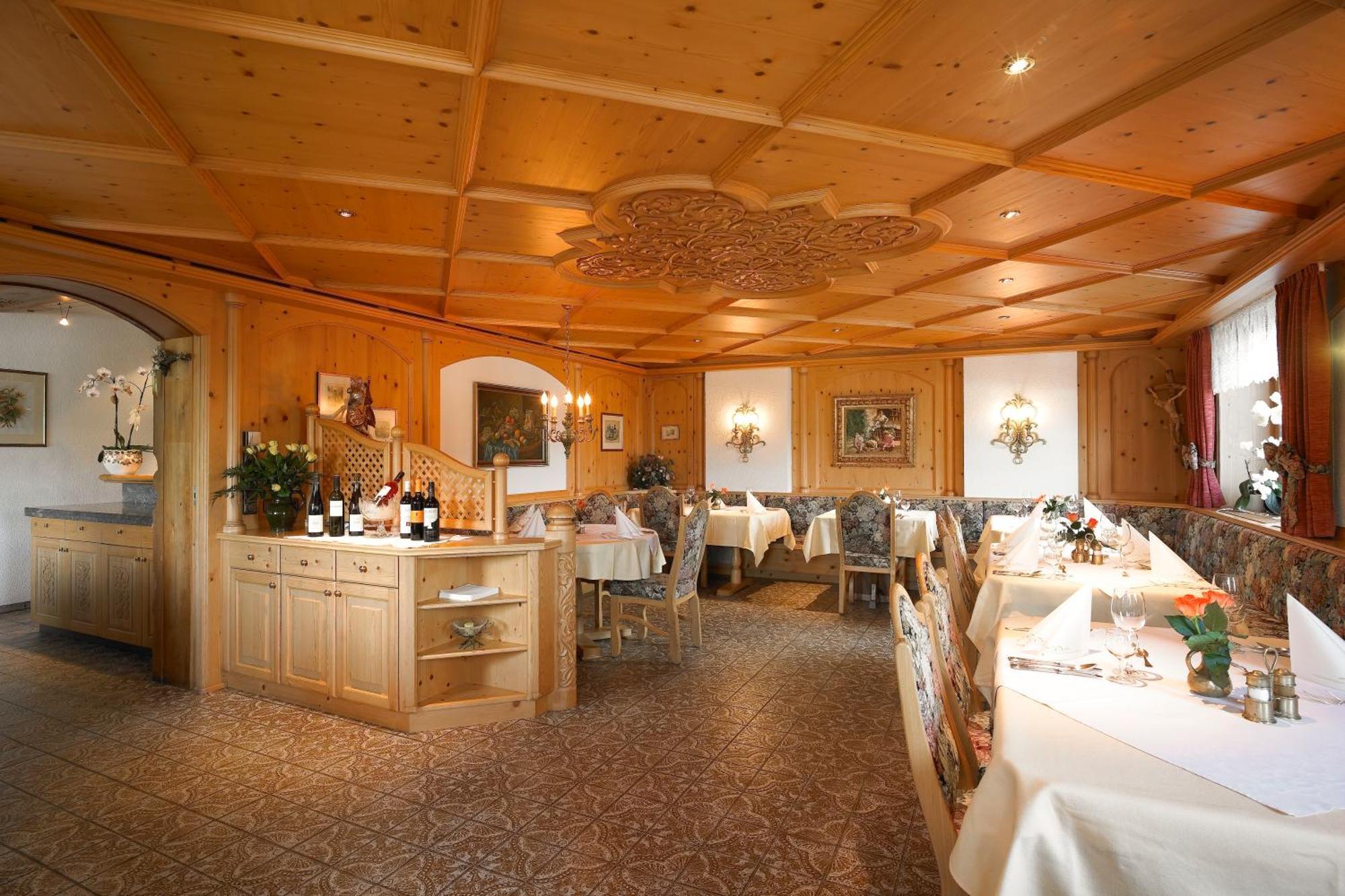 Hotel Montabella Schruns ภายนอก รูปภาพ